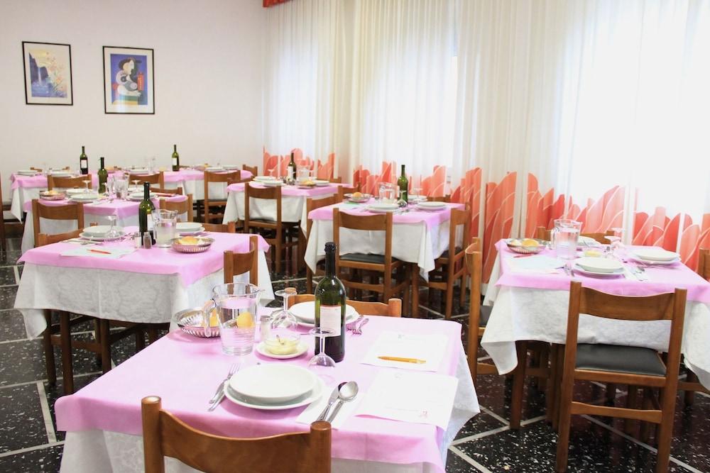 C-Hotels International Cattolica Esterno foto